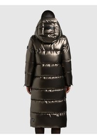 Sjajna tamno maslinasta puhasta jakna s kapuljačom, s vodoravnim prešanim dijelovima, bočnim džepovima i detaljem s logotipom blizu ruba.