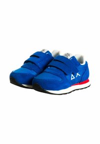 Sneakers blu con una combinazione di materiale in suede e rete, dotati di doppie cinghie in Velcro, fodera interna bianca e un accento rosso sulla suola.
