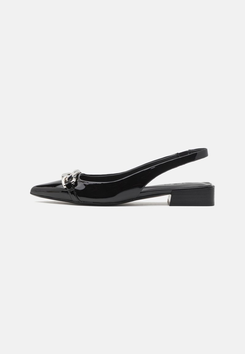 Chaussure slingback en cuir verni noir avec bout pointu, détail chaîne argentée et talon bloc bas sur fond blanc.