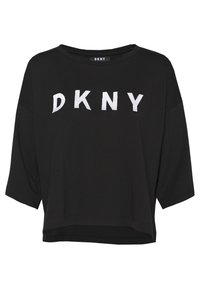 Mustat lyhythihaiset t-paidat, joissa on kolme neljännesosaa hihat ja valkoinen DKNY-logo keskellä rintaa.