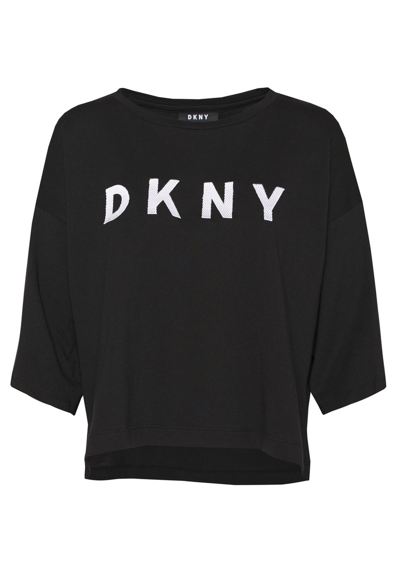 Mustat lyhythihaiset t-paidat, joissa on kolme neljännesosaa hihat ja valkoinen DKNY-logo keskellä rintaa.