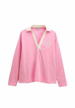 Lyserød langærmet polo-shirt med hvid krave, V-hals-design og logodetalje på venstre bryst. Lavet af blødt, letvægtsstof.