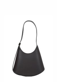 Černá kožená kabelka přes rameno s zak�řiveným tvarem, hladkou texturou a tenkým popruhem s doplňkem v zlaté barvě.