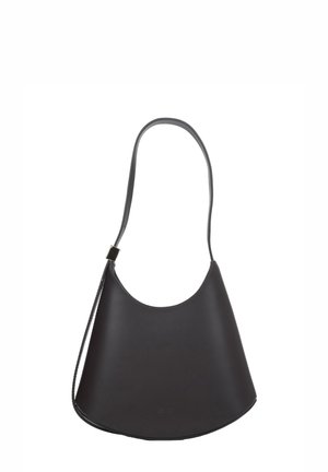 Černá kožená kabelka přes rameno s zakřiveným tvarem, hladkou texturou a tenkým popruhem s doplňkem v zlaté barvě.