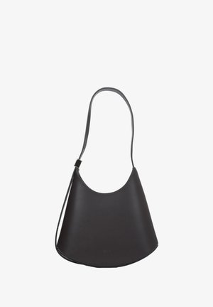 Černá kožená kabelka přes rameno s zakřiveným tvarem, hladkou texturou a tenkým popruhem s doplňkem v zlaté barvě.