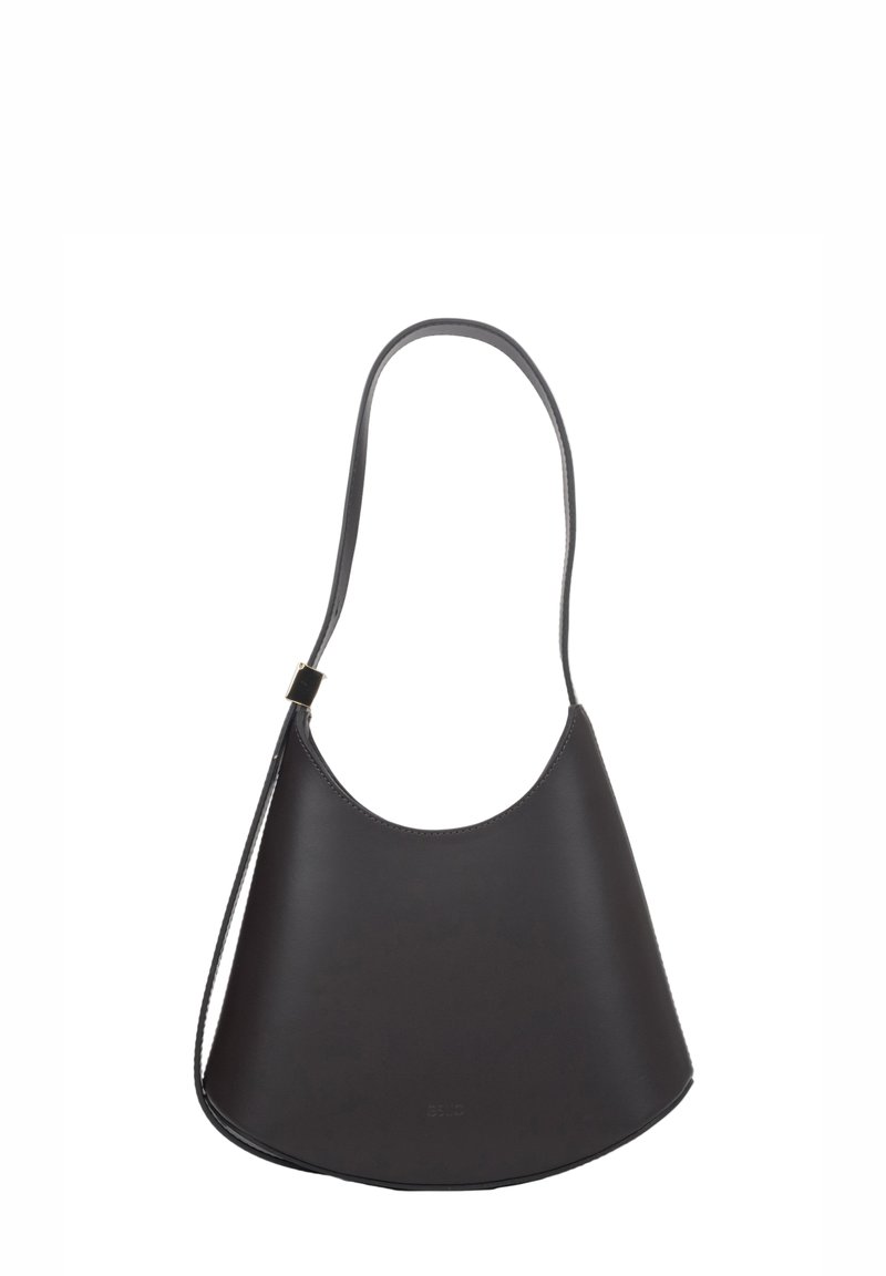 Černá kožená kabelka přes rameno s zakřiveným tvarem, hladkou texturou a tenkým popruhem s doplňkem v zlaté barvě.