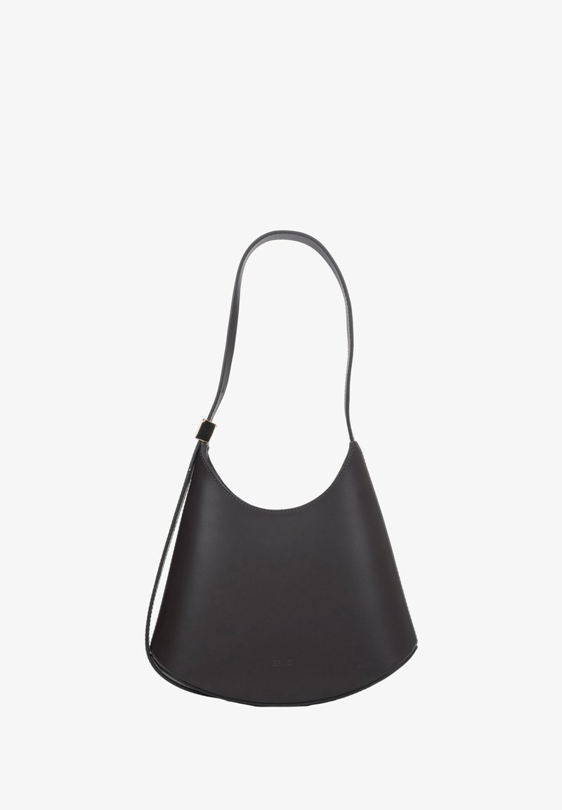 Czarna skórzana torba na ramię o zakrzywionym kształcie, gładkiej fakturze i cienkim pasku z ozdobą w kolorze złotym.