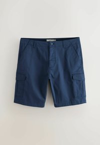 Shorts cargo bleu marine avec bouton et fermeture éclair à l'avant, passants pour ceinture, poches à rabat latérales et poches avant inclinées sur fond blanc.