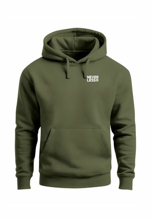 Olivgrüner Kapuzenpullover aus weichem Stoff mit einer Fronttasche, verstellbarer Kapuze und einem weißen "NEVER LESS"-Logo auf der Brust.