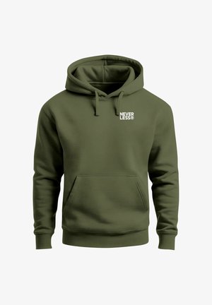 Olivgrüner Kapuzenpullover aus weichem Stoff mit einer Fronttasche, verstellbarer Kapuze und einem weißen "NEVER LESS"-Logo auf der Brust.