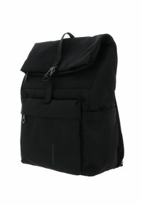 Sac à dos noir en tissu durable, doté d'une fermeture à enroulement, d'une poche zippée frontale, de deux poches latérales et d'un logo embossé.