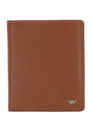 Portefeuille en cuir marron pliant avec bords cousus et petit emblème argenté en bas à droite sur fond blanc.