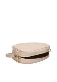 Borsa a pochette in pelle beige con forma arrotondata, dotata di chiusura con zip dorata e di una tracolla removibile per il trasporto.