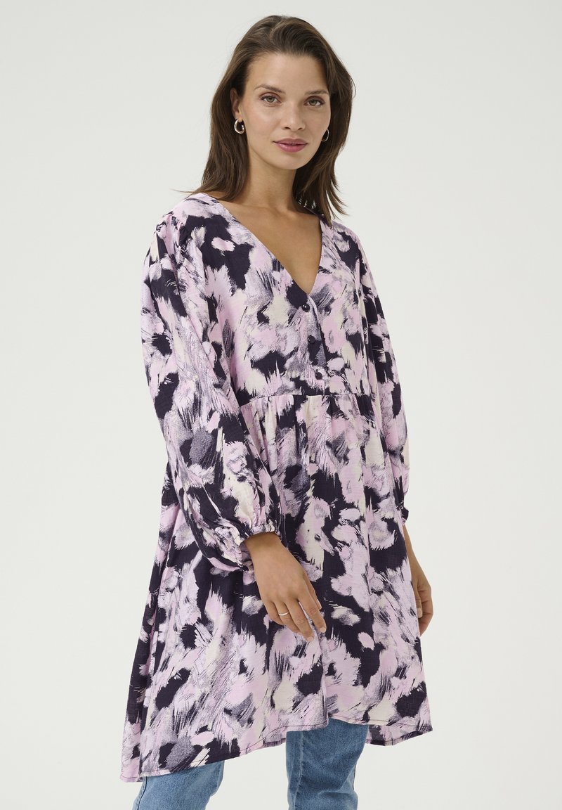 Blumenkleid in Lila, Pink und Schwarz. Verfügt über einen V-Ausschnitt, lange puffärmel und eine geraffte Taille. Weicher Stoff mit fließendem Design.