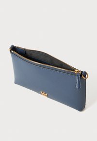 Clutch in pelle blu con una texture liscia, zip e accessori dorati, forma rettangolare sottile, apertura superiore e una piccola linguetta.