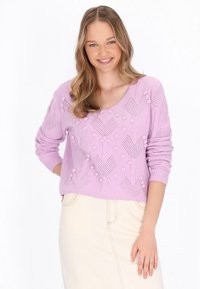 Maglione lavorato a maglia di un leggero viola con scollo a V, caratterizzato da motivi testurizzati e punti decorativi in rilievo. Maniche lunghe con polsini a costine.