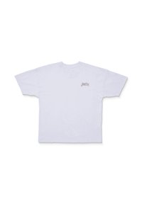 Witte katoenen T-shirt met korte, brede mouwen, ronde hals, met een klein grafisch ontwerp op het linkerborstgebied. Gladde textuur.