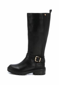 Bota alta de cuero negra con punta redonda, panel lateral texturizado y un acento de hebilla en la correa. Suela gruesa para mayor tracción.