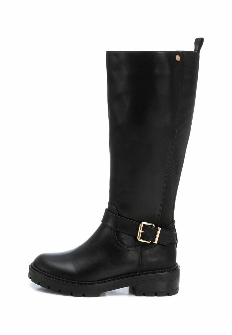 Bota alta de cuero negra con punta redonda, panel lateral texturizado y un acento de hebilla en la correa. Suela gruesa para mayor tracción.