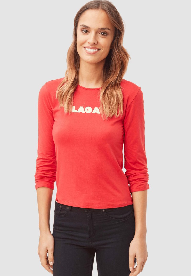 Camiseta roja de manga larga con la palabra "LAGAR" en blanco, fabricada en tejido suave, con un diseño ajustado y cuello redondo.