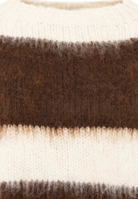 Grob gestrickter Pullover mit breiten horizontalen Streifen in Braun und Creme mit flauschiger Textur.