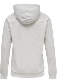 Ljusgrå hoodie gjord av mjukt tyg, med en känguruficka, dragskohuva och ribbad mudd. Slät textur med en enkel design.