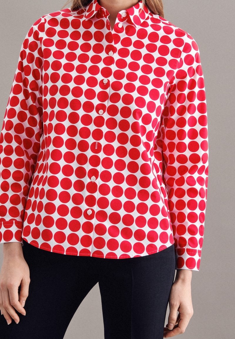 Czerwona i biała koszula zapinana na guziki w groszki, z długim rękawem, z klasycznym kołnierzykiem i gładkim bawełnianym materiałem. Dodatki to białe guziki.