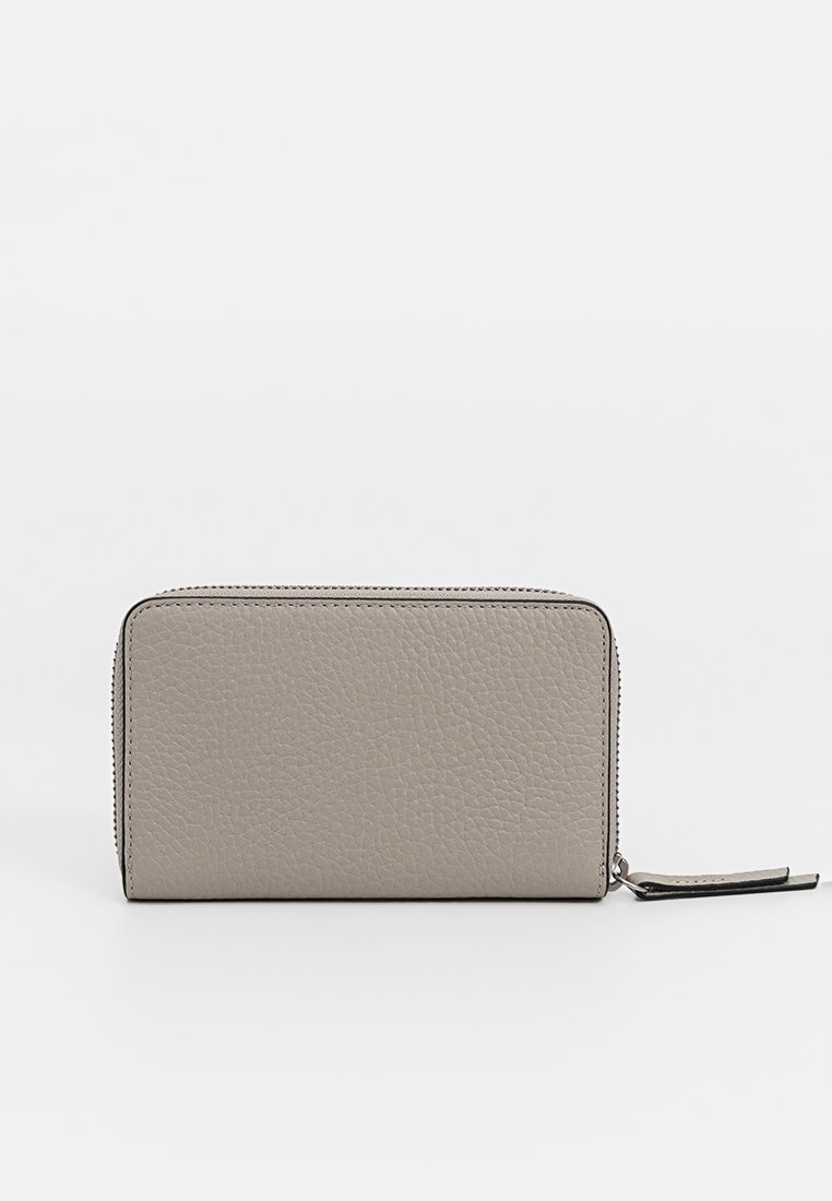 Geldbörse aus grauem strukturiertem Leder mit Reißverschluss, die ein flaches Design und ein schlankes Profil aufweist. Enthält einen dekorativen Zugriegel für besseren Zugriff.