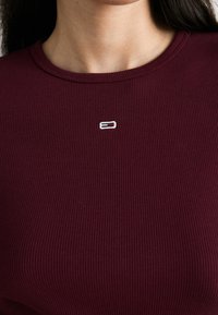 Tommy Jeans SLIM ESSENTIAL - T-shirt à manches longues - deep rouge
