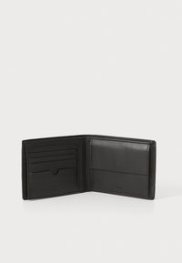 Zwart lederen portemonnee met een bifold ontwerp, voorzien van meerdere kaartsleuven, een soepele textuur en een enkel vak voor biljetten of munten.