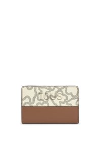 Cartera de cuero marrón con una parte superior crema que presenta un patrón abstracto en contraste y un logotipo en relieve. Forma rectangular compacta.