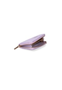 Borsa di pelle viola con superficie testurizzata, compartimenti con doppia cerniera e hardware in tono dorato per chiusure e accenti.