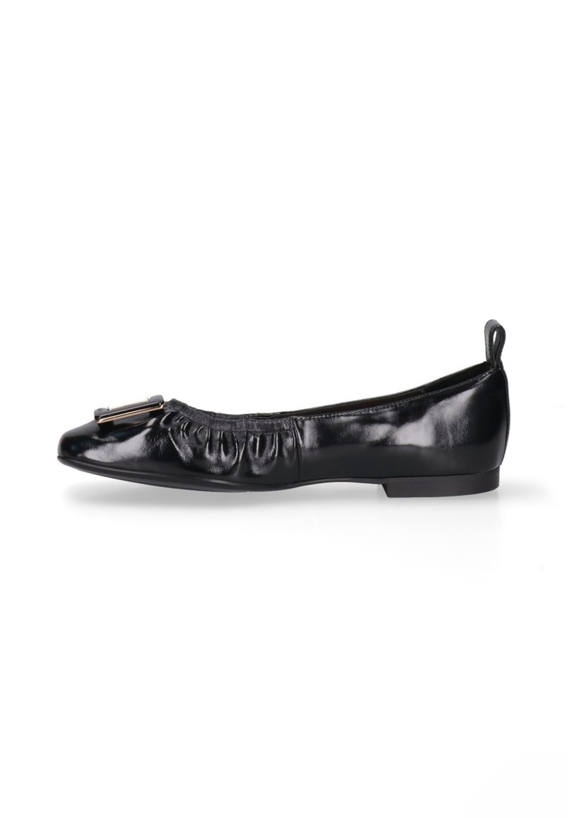 Zwarte leren balletschoenen met een ronde neus, geplooide details op de bovenkant en een kleine metalen accent nabij de neus. Gladde textuur.