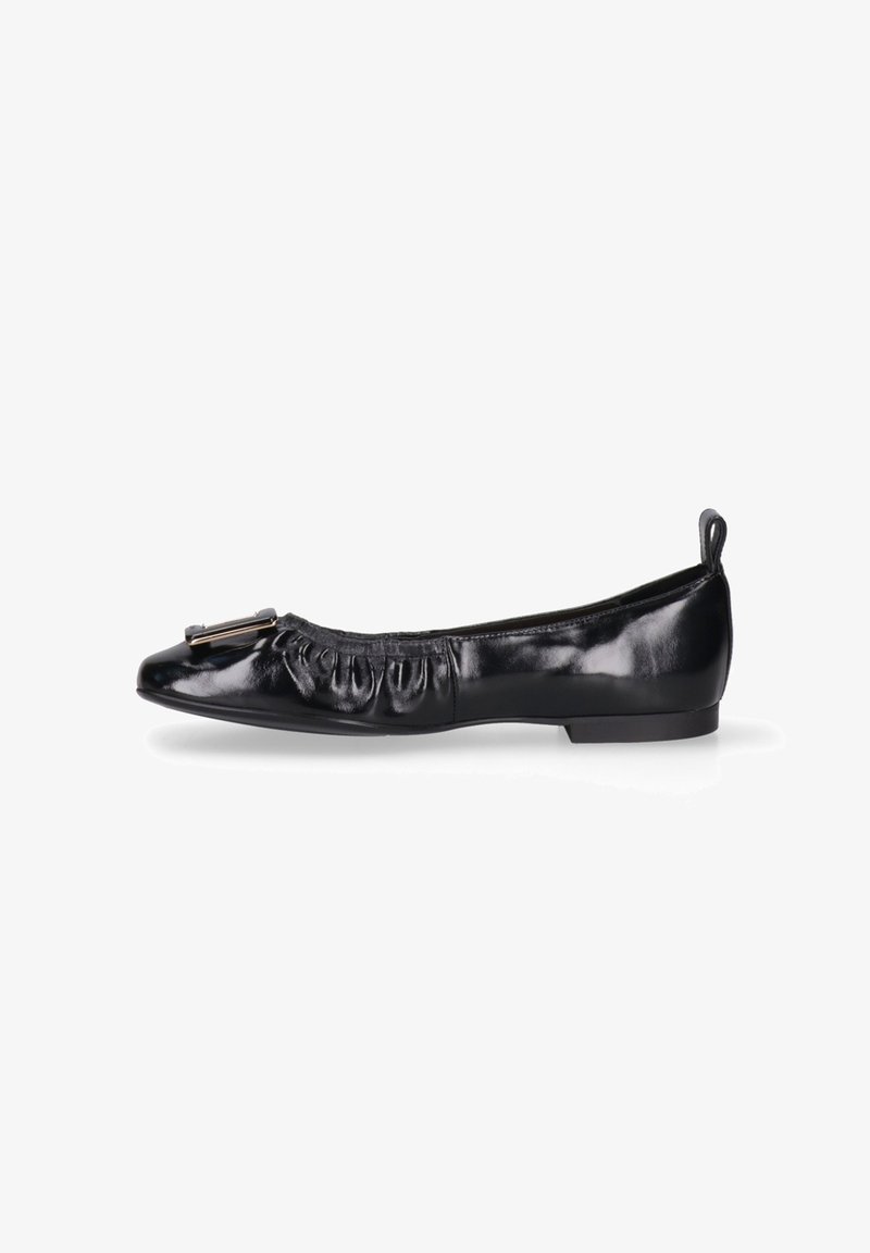 Zwarte leren balletschoenen met een ronde neus, geplooide details op de bovenkant en een kleine metalen accent nabij de neus. Gladde textuur.