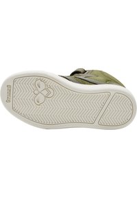 Sneaker in tessuto verde con tomaia texturizzata, suola in gomma bianca e motivo a spina di pesce. Presenta un logo hummel sulla suola.