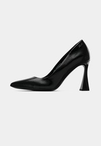 Pantof black din piele lacuită, cu toc înalt, cu vârf ascuțit și un design distinctiv al tocului unghiular. Textură fină cu o strălucire subtilă.
