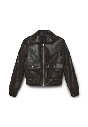 Veste cropped en simili cuir noir avec fermeture zippée à l'avant, col évasé, deux poches avant, poignets et taille élastiqués, présentant une finition texturée.