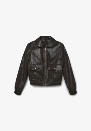 Veste cropped en simili cuir noir avec fermeture zippée à l'avant, col évasé, deux poches avant, poignets et taille élastiqués, présentant une finition texturée.