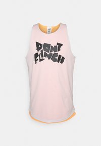 Camiseta de deporte sin mangas de color rosa claro con texto en negrita negro "NO TITUBEES" y un destello de tela naranja en el dobladillo inferior.