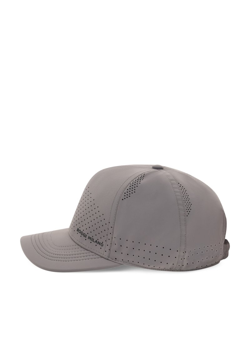 Casquette grise au design structuré, dotée de perforations pour la ventilation et d'une visière incurvée. Logo imprimé sur le côté. Sangle ajustable à l'arrière.