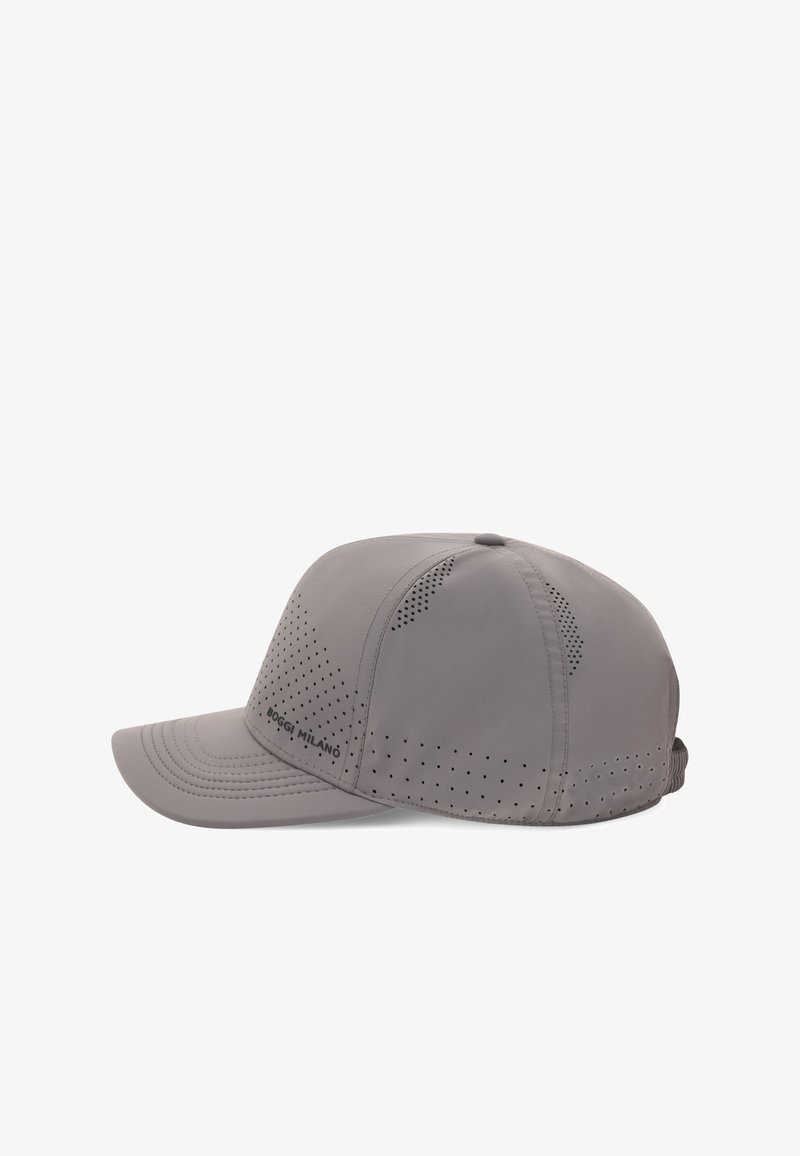 Casquette grise au design structuré, dotée de perforations pour la ventilation et d'une visière incurvée. Logo imprimé sur le côté. Sangle ajustable à l'arrière.