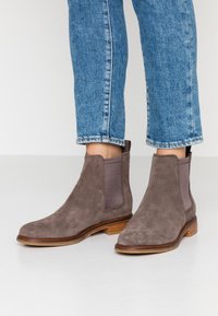 Clarks Kotníková obuv - taupe