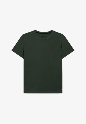 Donkergroene katoenen T-shirt met ronde hals, korte mouwen en een kleine rode boom geborduurd op de borst. Rechte snit aan de onderkant.