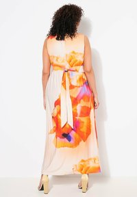 Ulla Popken FLORAL WRAP LOOK SLEEVELESS - Společenské šaty - apricot