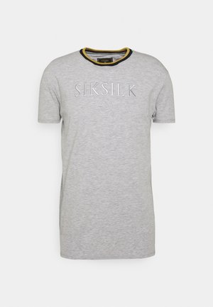 Jasnoszary T-shirt z krótkim rękawem, z białym haftem "SIKSILK" z przodu i czarno-żółtym obszyciem przy okrągłym dekolcie.