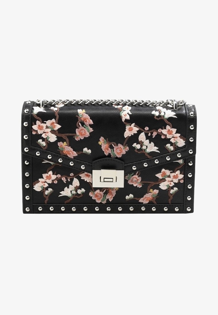 Sac à main en cuir noir avec broderies florales en rose et crème. Comprend des clous en argent et une fermeture à verrou argenté, avec une chaîne en bandoulière.