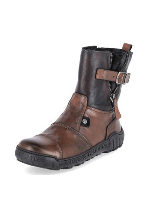 Bruine en zwarte leren enkellaars met zijrits, zilveren gespenriem, getextureerde zool en "YOUNG FASHION" geperst op de rubberen buitenzool.