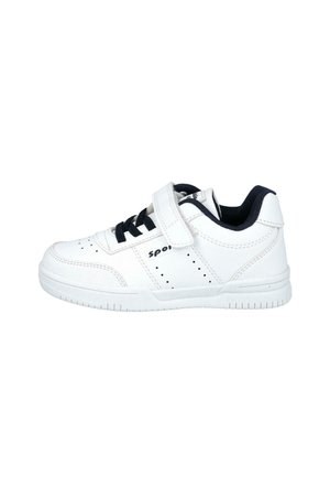 Zapatilla blanca de corte bajo con cordones negros y tira de velcro, detalles perforados y forro interior negro.