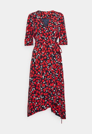 Robe midi portefeuille avec imprimé floral rouge, manches courtes, col en V et ourlet asymétrique sur fond bleu marine foncé.