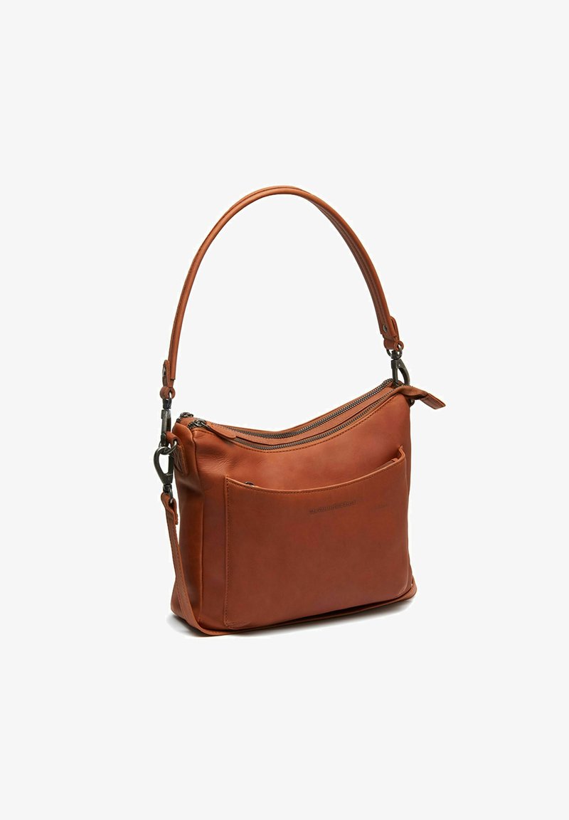 Bolso de hombro de cuero marrón con un asa curva, cierre superior con cremallera y un bolsillo delantero. Textura suave con acentos de hardware mínimos.